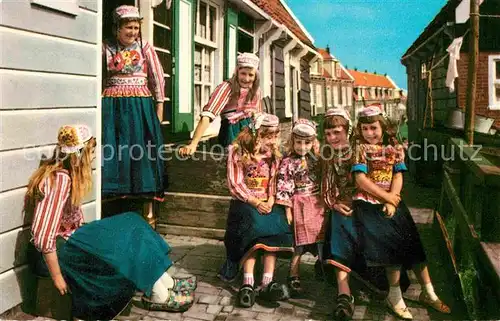 AK / Ansichtskarte Marken Niederlande Trachtenfamilie Kat. Niederlande