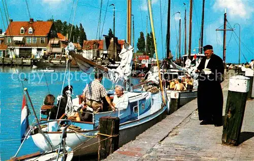 AK / Ansichtskarte Volendam Pastor im Hafen Kat. Niederlande