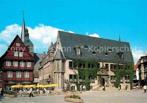 AK / Ansichtskarte Quedlinburg Marktplatz mit Rathaus Kat. Quedlinburg