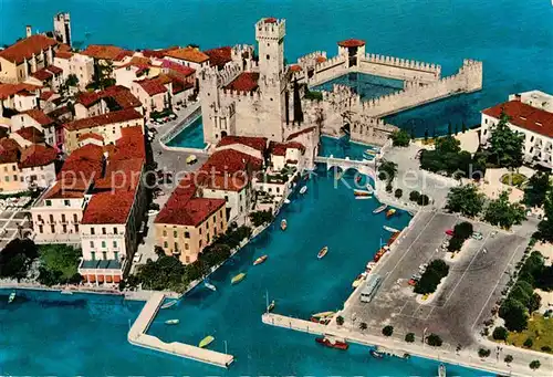 AK / Ansichtskarte Sirmione Lago di Garda Fliegeraufnahme Hafen Altstadt  Kat. Italien