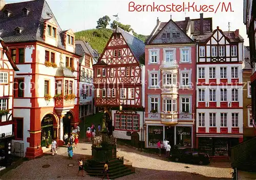AK / Ansichtskarte Bernkastel Kues Marktplatz Rathaus und St Michaelsbrunnen Kat. Bernkastel Kues