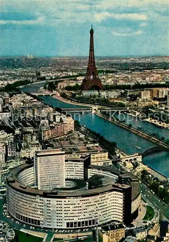 AK / Ansichtskarte Paris La Seine et la Tour Eiffel Vue aerienne Kat. Paris