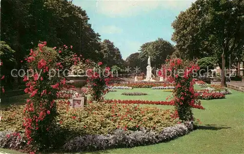 AK / Ansichtskarte Bedford Bedfordshire Embankment Gardens and War Memorial