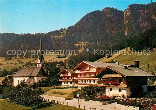 AK / Ansichtskarte Alpbach Ortsmotiv mit Kirche Kat. Alpbach