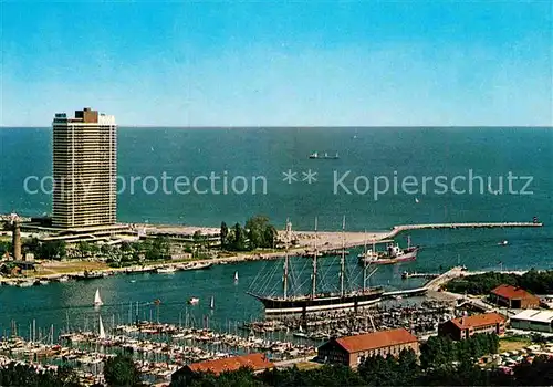AK / Ansichtskarte Travemuende Ostseebad mit Yachthafen Segelschulschiff Passat Hotel Maritim Kat. Luebeck