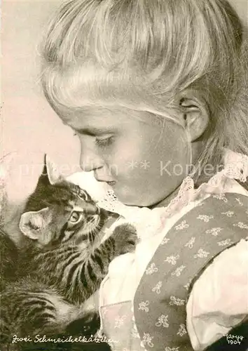 AK / Ansichtskarte Foto Popp Nr. 1904 Zwei Schmeichelkaetzchen Katze Kind Kat. Fotografie