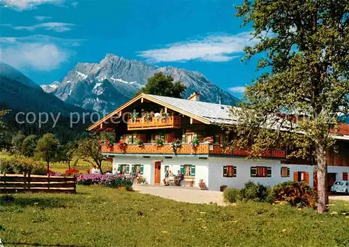 AK / Ansichtskarte Berchtesgaden Bauernhaus in der Schoenau mit Hochkalter Berchtesgadener Alpen Kat. Berchtesgaden