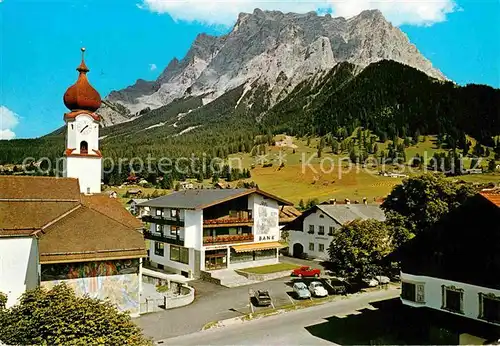 AK / Ansichtskarte Ehrwald Tirol Dorfplatz mit Zugspitze