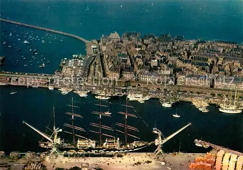 AK / Ansichtskarte Saint Malo Ille et Vilaine Bretagne Grand voilier dans le bassina flot  Kat. Saint Malo