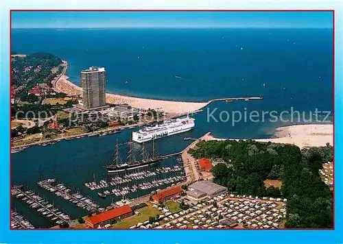 AK / Ansichtskarte Travemuende Ostseebad Fliegeraufnahme Hafen Strand Kat. Luebeck