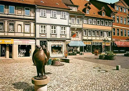 AK / Ansichtskarte Osterode Harz Bronce Figur am Markt Kat. Osterode am Harz