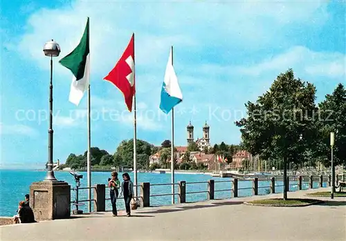 AK / Ansichtskarte Friedrichshafen Bodensee Uferpromenade Schlosskirche Fahnen Kat. Friedrichshafen