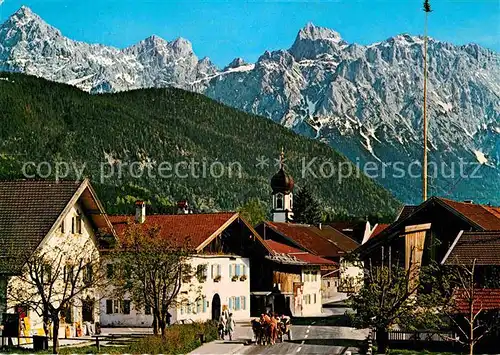 AK / Ansichtskarte Kruen Ortsansicht mit Kirche gegen Karwendelgebirge Kat. Kruen