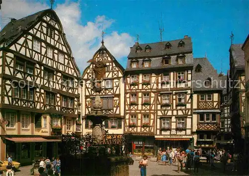 AK / Ansichtskarte Bernkastel Kues Marktplatz Brunnen Fachwerkhaeuser Altstadt Kat. Bernkastel Kues