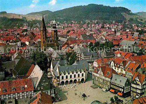 AK / Ansichtskarte Goslar Marktplatz Rathaus Altstadt Kirche Fliegeraufnahme Kat. Goslar