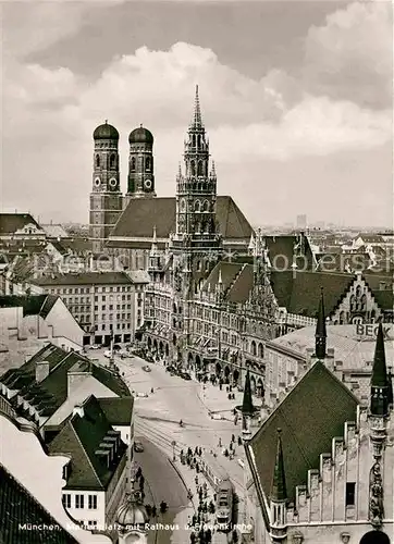 AK / Ansichtskarte Muenchen Marienplatz mit Rathaus und Frauenkirche Kat. Muenchen