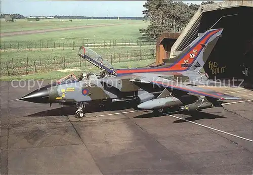 AK / Ansichtskarte Flugzeuge Militaria Tornado GR. 1 Royal Air Force  Kat. Airplanes Avions