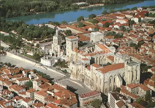 AK / Ansichtskarte Avignon Vaucluse Vue aerienne Le Palais des Papes et la Cathedrale ND des Doms Kat. Avignon