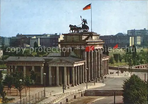 AK / Ansichtskarte Berlin Brandenburger Tor mit Mauer Kat. Berlin