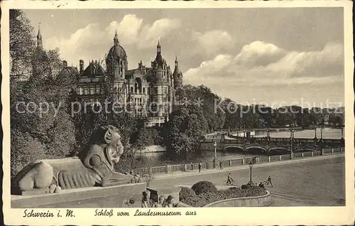 AK / Ansichtskarte Schwerin Mecklenburg Schloss Blick vom Landesmuseum aus Loewenskulptur Kat. Schwerin