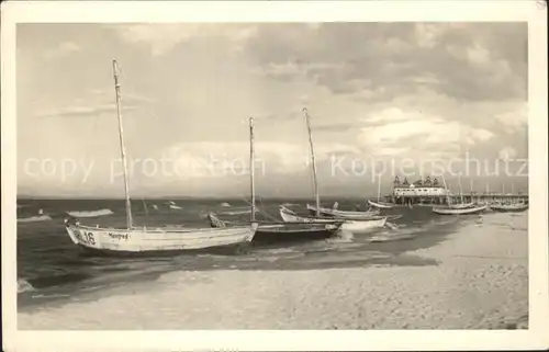 AK / Ansichtskarte Ahlbeck Ostseebad Strand mit Seebruecke Boot Kat. Heringsdorf Insel Usedom