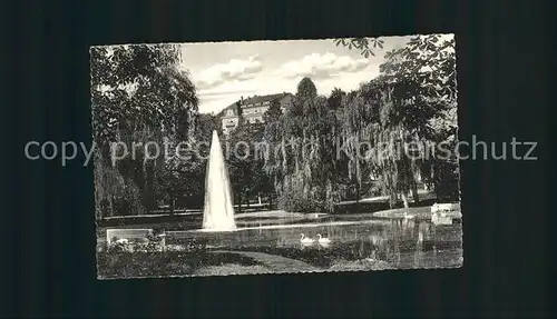 AK / Ansichtskarte Bad Hersfeld Kurparkteich mit Blick auf Wigbertshoehe Fontaene Kat. Bad Hersfeld