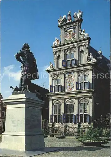 AK / Ansichtskarte Hoorn Standbeeld van Jan Pietersz Coen met Westfries Museum Kat. Hoorn