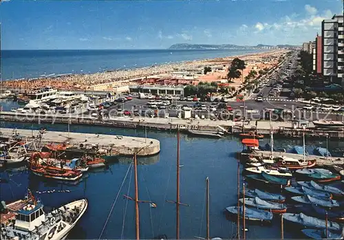 AK / Ansichtskarte Riccione Der Hafen und der Strand