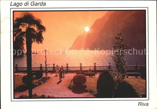 AK / Ansichtskarte Riva del Garda Uferpromenade Gardasee Sonnenuntergang Kat. 