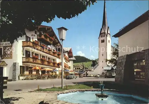 AK / Ansichtskarte Abtenau Marktplatz Kirche Brunnen Kat. Abtenau