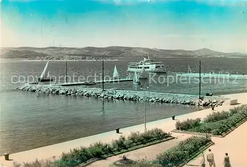 AK / Ansichtskarte Biograd Hafen Faehre Promenade