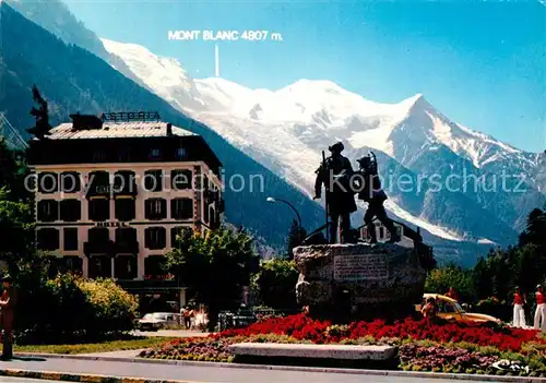 AK / Ansichtskarte Chamonix Statue de Horace Benedict de Saussure Massif du Mont Blanc Hotel Astoria Kat. Chamonix Mont Blanc