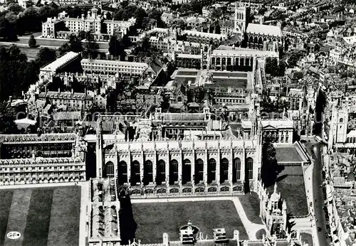 AK / Ansichtskarte Cambridge Cambridgeshire Great Court of Kings College aerial view