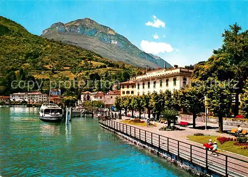 AK / Ansichtskarte Menaggio Lago di Como Passeggiata a lago Uferpromenade Comersee Bootsanleger Kat. 