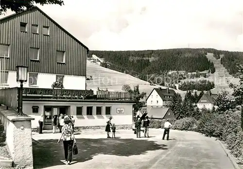 AK / Ansichtskarte Oberwiesenthal Erzgebirge Restaurant Zum alten Brauhaus mit Fichtelberg Kat. Oberwiesenthal