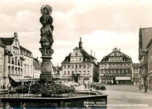 AK / Ansichtskarte Schwaebisch Gmuend Oberer Marktplatz mit Marienbrunnen und Rathaus Kat. Schwaebisch Gmuend