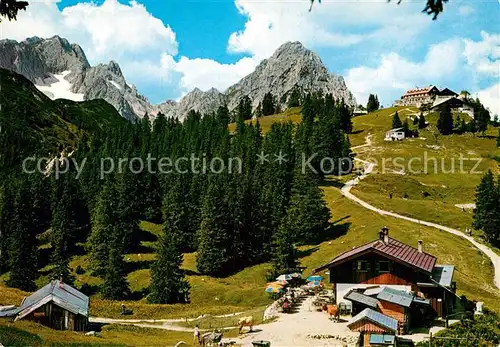 AK / Ansichtskarte Kreuzeckhaus mit Kreuzeckalm und Zugspitze Kat. Garmisch Partenkirchen