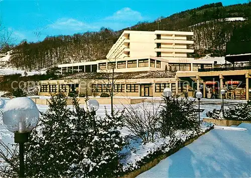 AK / Ansichtskarte Biersdorf See Dorint Sporthotel Suedeifel mit Marktplatz am Stausee Bitburg Winterlandschaft Kat. Biersdorf am See