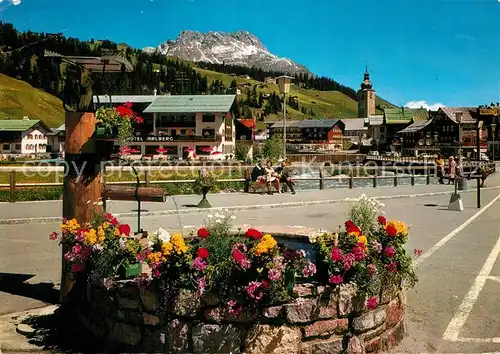 AK / Ansichtskarte Lech Vorarlberg Ortsmotiv mit Kirche Brunnen Blick zum Karhorn Lechquellengebirge Kat. Lech