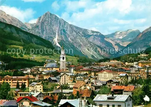 AK / Ansichtskarte Cortina d Ampezzo Ortsansicht mit Kirche Blick zum Col Rosa Dolomiten Kat. Cortina d Ampezzo