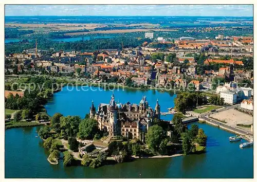 AK / Ansichtskarte Schwerin Mecklenburg Fliegeraufnahme mit Stadt und Schloss Kat. Schwerin