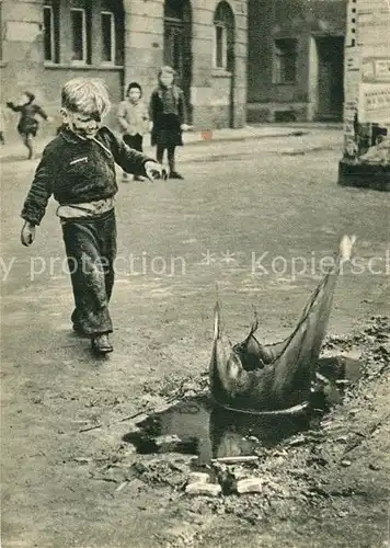 AK / Ansichtskarte Kinder Child Enfants Pfuetze Foto Mende  Kat. Kinder