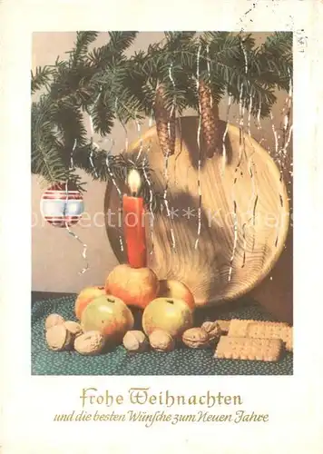 AK / Ansichtskarte Weihnachten Neujahr Kerze aepfel Walnuesse Tannenzapfen  Kat. Greetings