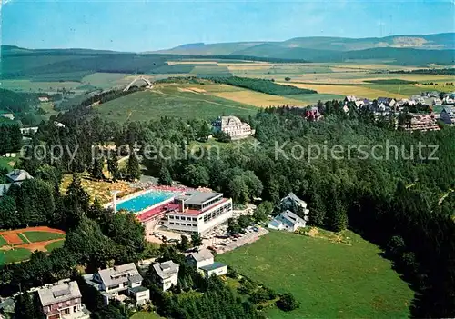 AK / Ansichtskarte Winterberg Hochsauerland Fliegeraufnahme mit Hallen und Freibad Kat. Winterberg