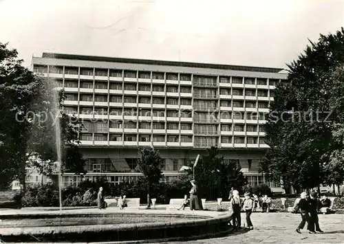 AK / Ansichtskarte Kolobrzeg Polen Hotel Skanpol Springbrunnen Kat. Kolberg Pommern