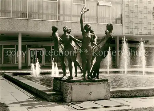 AK / Ansichtskarte Rostock Mecklenburg Vorpommern Plastik von Reinhard Dietrich Wasserspiele Interhotel Warnow Kat. Rostock