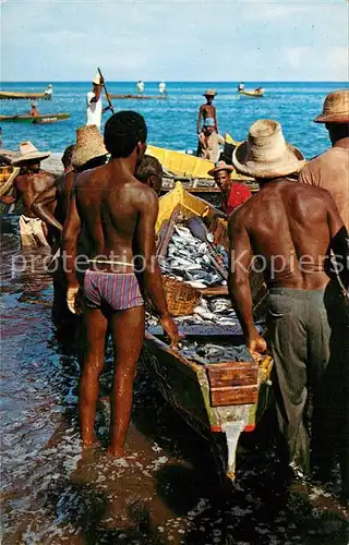 AK / Ansichtskarte Martinique Returning from fishing Kat. Martinique