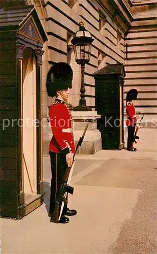 AK / Ansichtskarte Leibgarde Wache Irish Guards Sentry Duty Buckingham Palace London  Kat. Polizei