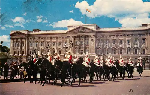 AK / Ansichtskarte Leibgarde Wache Mounted Guards Buckingham Palace London  Kat. Polizei