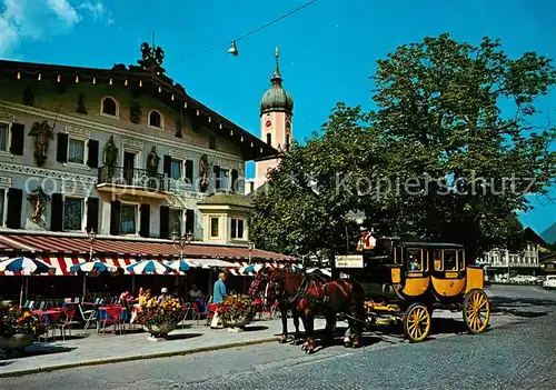 AK / Ansichtskarte Postkutsche Garmisch Partenkirchen Marienplatz Pfarrkirche St. Martin  Kat. Post